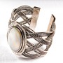 Pulseira madrepérola larga em arco de metal engaste clássico oval
