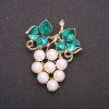 Broche com pérolas "Maiorca" "Cacho de uvas" cor do metal amarelo 50x40mm