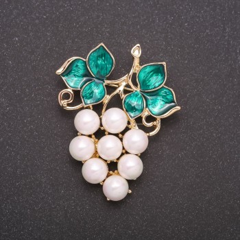 Broche com pérolas "Maiorca" "Cacho de uvas" cor do metal amarelo 50x40mm