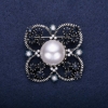 Liquidação! Broche Ordem da Beleza com meia-pérola e strass cor branco cinzento branco 42x51mm metal prateado