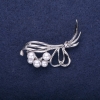 Liquidação! Saldo Broche Ramalhete com contas de pérola cor branco 50x22mm metal prateado