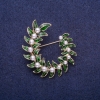 Saldos! Broche Grinalda de Folhas com contas, metal dourado 38x43mm