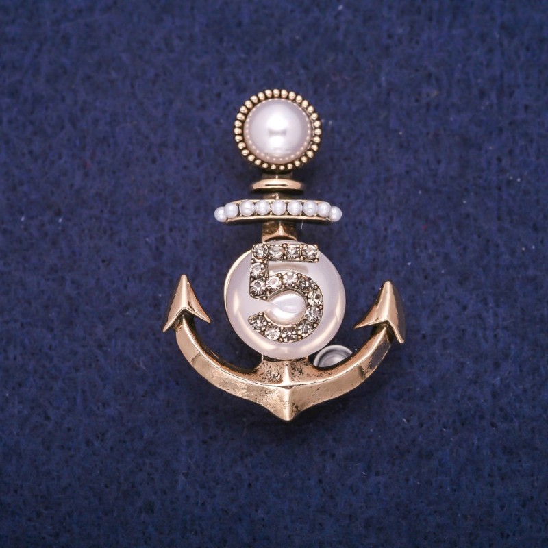 Saldo Broche Âncora com contas e strass, metal dourado 28x39 mm