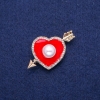 Saldos! Broche Coração com esmalte vermelho, strass branco e conta 25x42mm, metal dourado