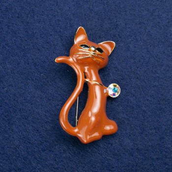 Broche 'Gatinha' em metal dourado, esmalte e cristal 50x30mm +