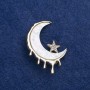 Broche "Lua" dourado com madrepérola e strass 38x27mm +
