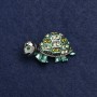 Broche Tartaruga em metal prateado, esmalte e strass 40×23mm +