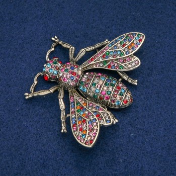 Broche Borboleta com strass coloridos, metal dourado 70x55mm +