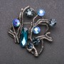 Broche grande Destaque com cristais azuis "hameleão" metal 55x55mm