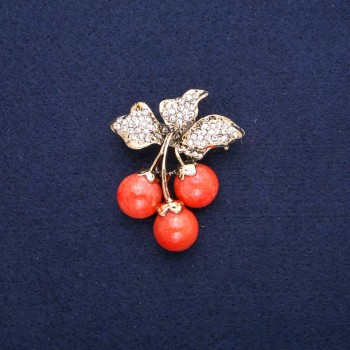  Broche de Cerejinhas com contas e strass brancos, metal dourado 38x45mm