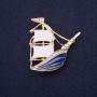 Broche Navio dourado em metal com esmalte e strass 37x40mm +