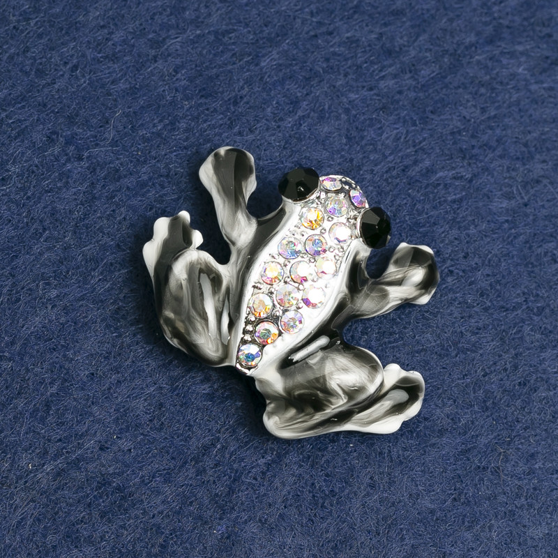 Broche Rã em metal prateado, strass e esmalte 28x35mm +